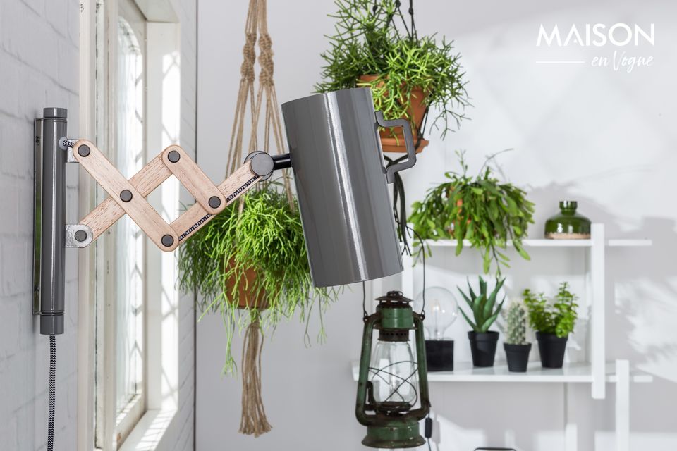 L\'elegante lampada da parete Flex grigia sembra essere montata a molla con il suo braccio