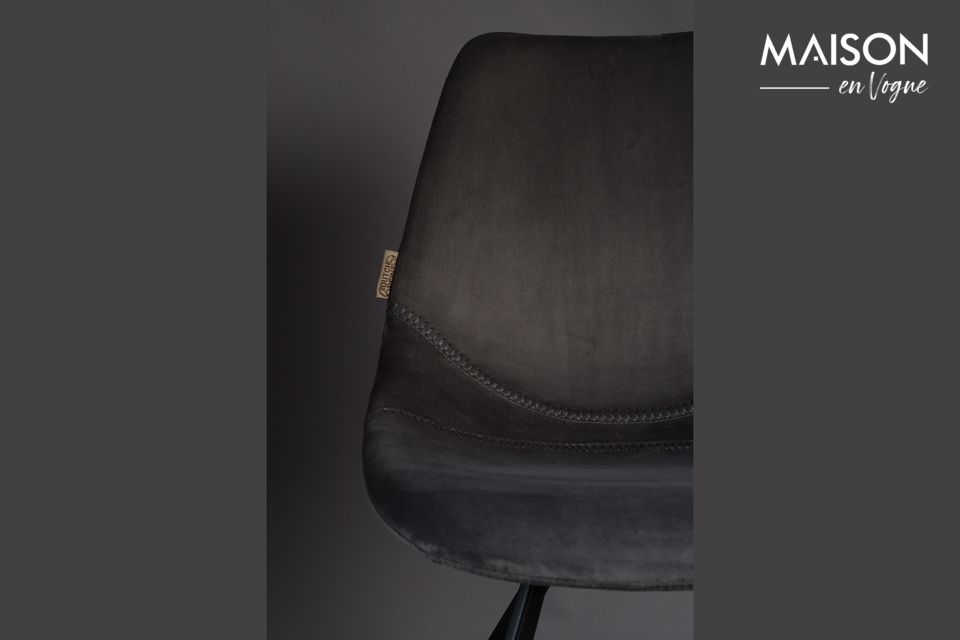 Il sedile e lo schienale sono uno sotto il loro delicato involucro di velluto grigio scintillante