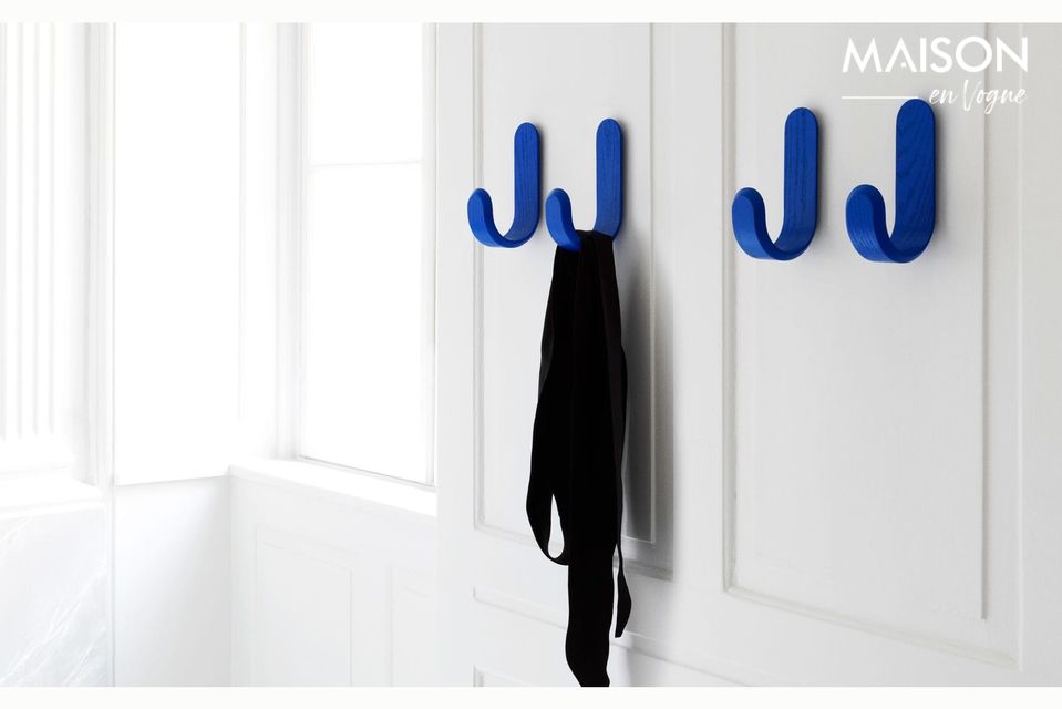 Portate uno stile nordico nella vostra casa con questo gancio blu Curve disegnato da Peter Johansen