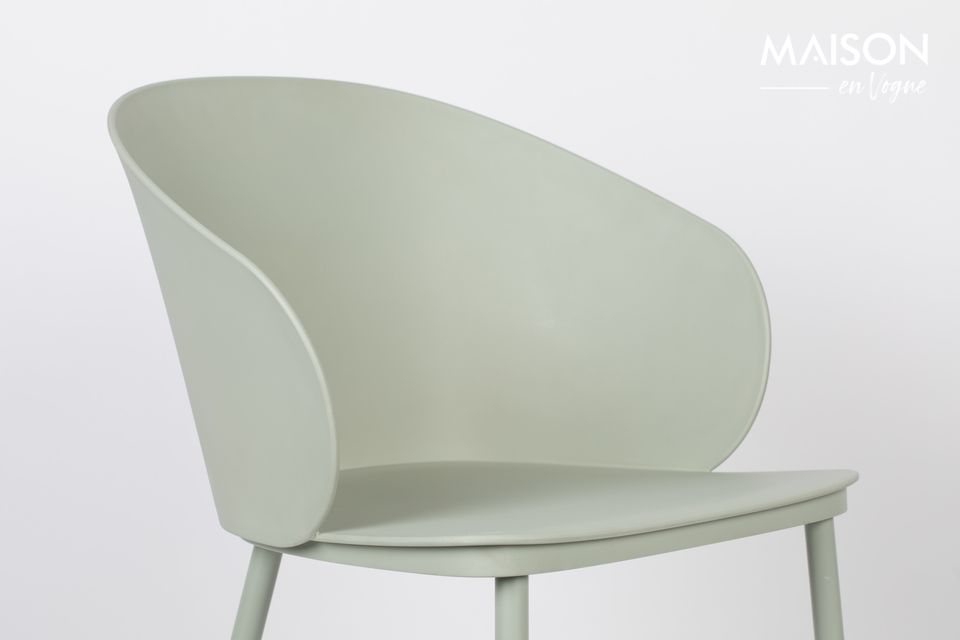 Una sedia dall'aspetto minimalista