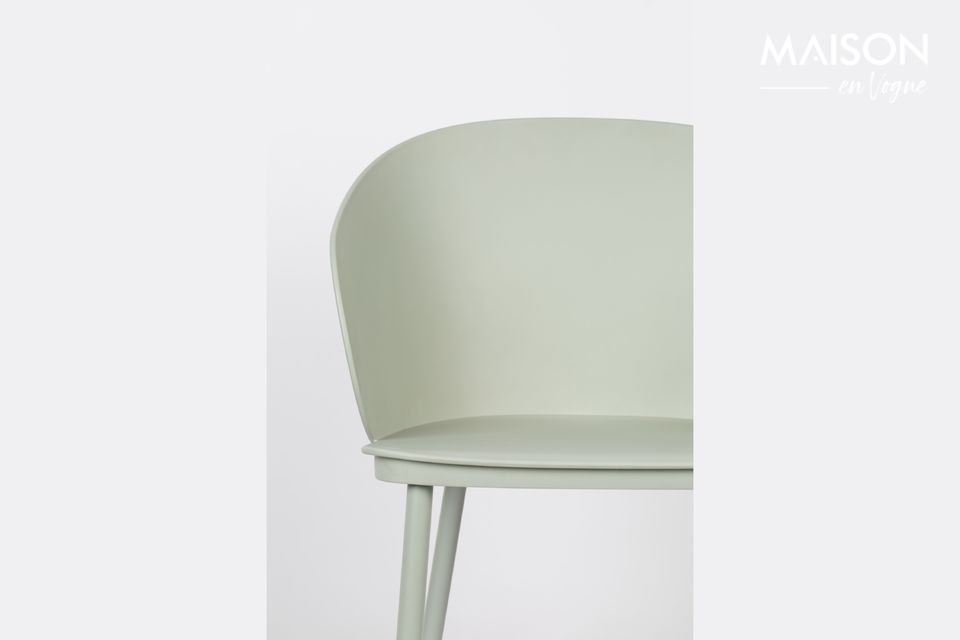 Contemporanea, la sedia Gigi prende facilmente posto in una moderna sala da pranzo