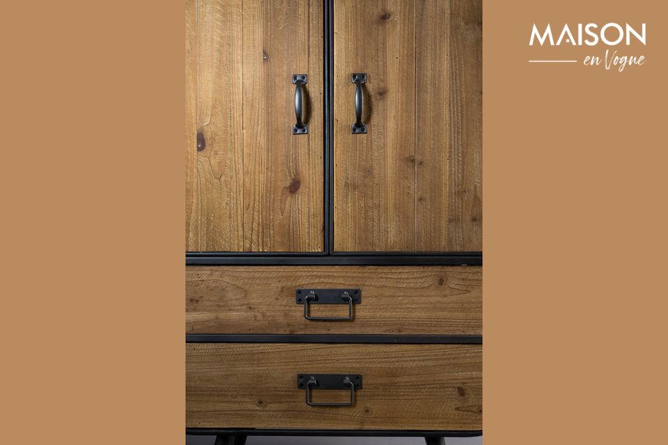 Il mix di legno e metallo coltiva il lato industriale e vintage e le sue belle forme vi faranno