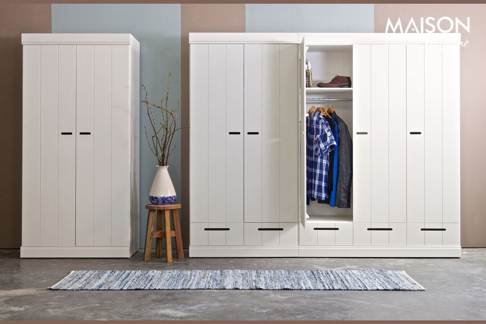 Collegare l'ampio armadio in legno bianco, essenziale e pratico