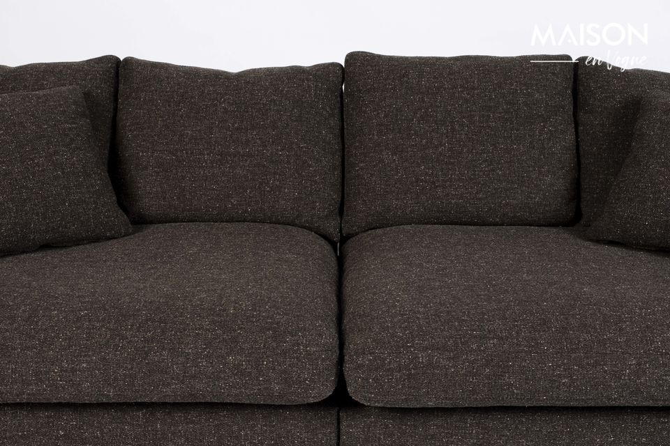 Un grande divano di design in tessuto progettato per durare