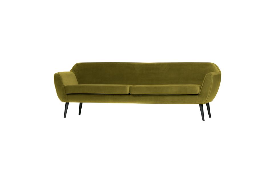 Questo moderno divano a quattro posti è rivestito in velluto 100% poliestere
