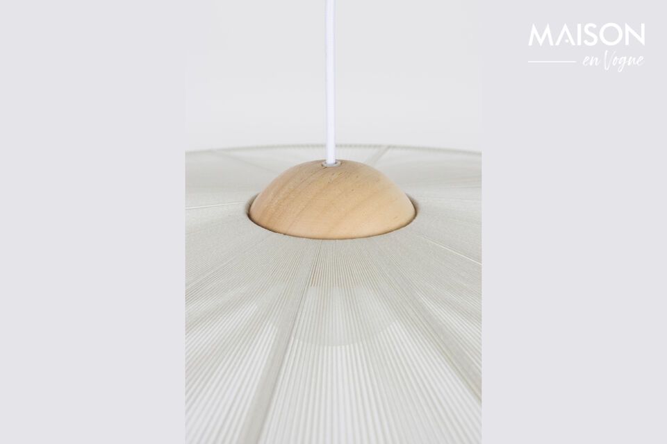 Le sue linee decise e il materiale strutturato aggiungono una dimensione tattile accattivante