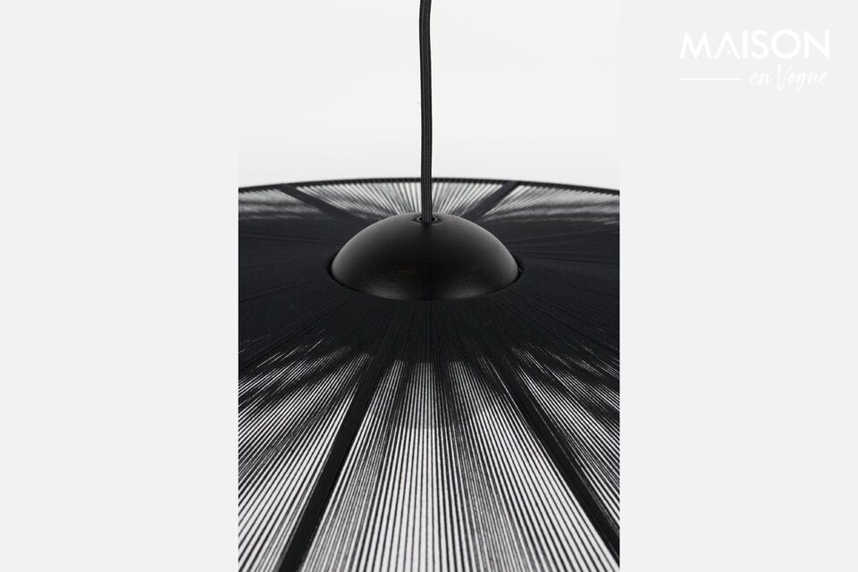 La grande lampada a sospensione Belle Pendant in ferro nero evoca l\'eleganza di un tempo