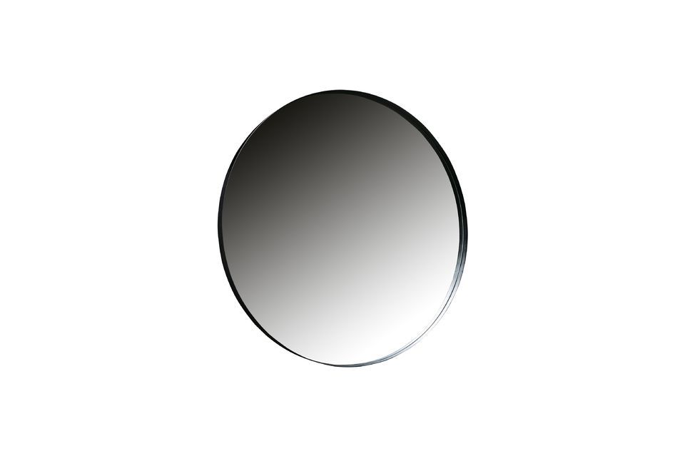 Questo spazioso specchio è del marchio olandese WOOD