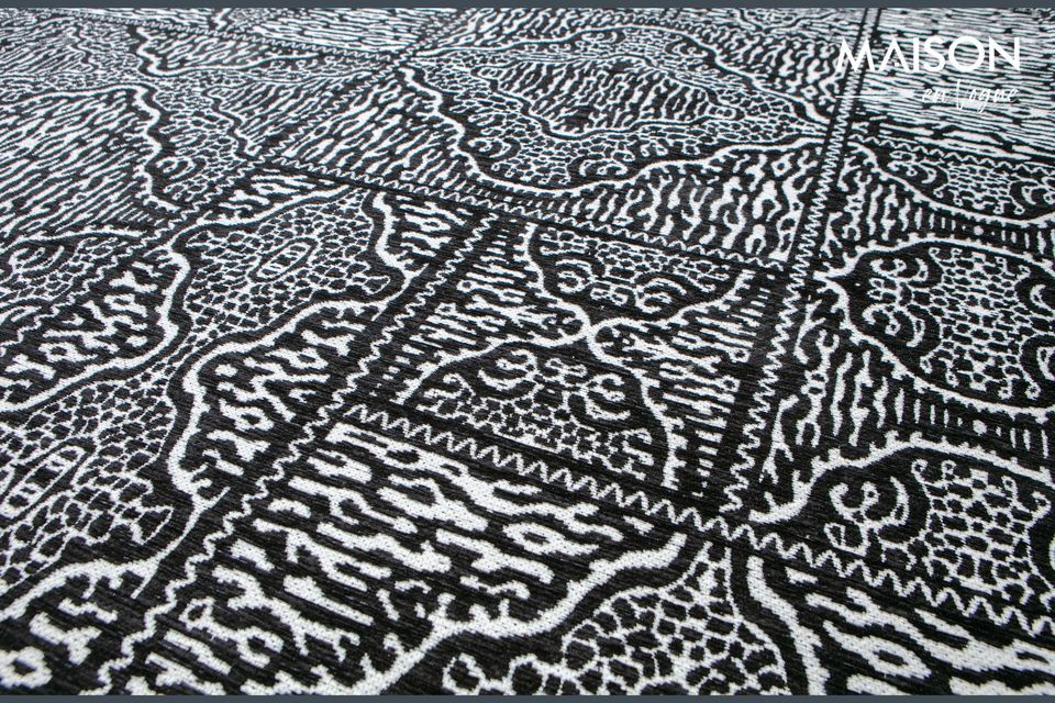 Questo grande tappeto Renna in bianco e nero ha un motivo estetico complesso ed elaborato