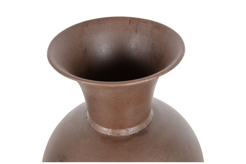 Questo vaso è realizzato in metallo con un rivestimento brunito