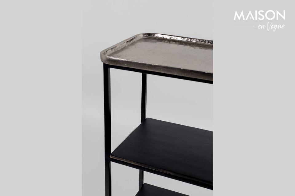 Il suo elegante design retrò è sostenuto da quattro piedi su ruote