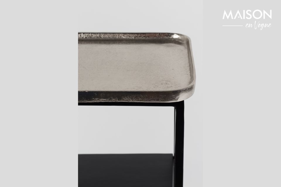 Questo tavolino è ideale per completare la decorazione di un salotto