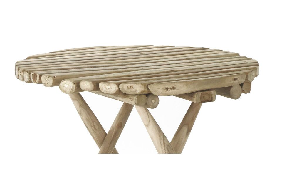 Un simpatico tavolino rotondo in legno di teak di colore naturale con un diametro di 70 cm e