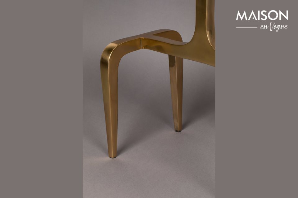 Il tavolino Hips è realizzato in alluminio laccato e rivestito di un\'incredibile tonalità dorata