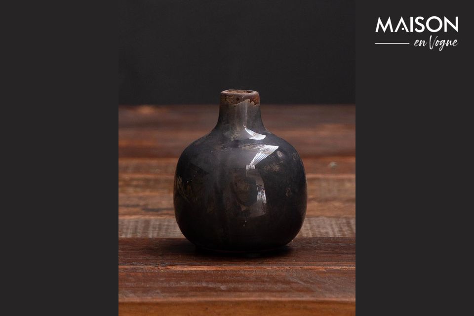 Questo piccolo vaso di ceramica troverà facilmente il suo posto al vostro interno