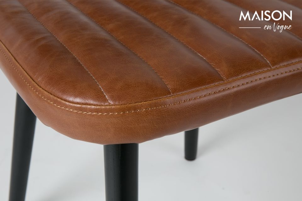 Il design di questo modello di sedia Jake Worn evoca uno stile vintage con lo schienale e il cuscino