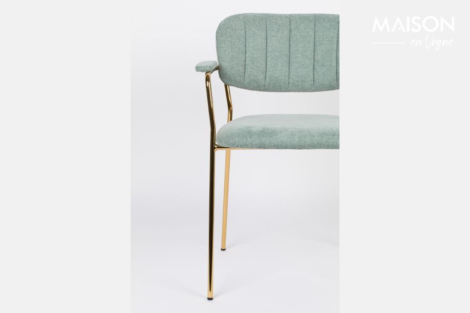 La poltrona Jolien, in stile art déco, ha un design molto elegante, in oro e verde chiaro