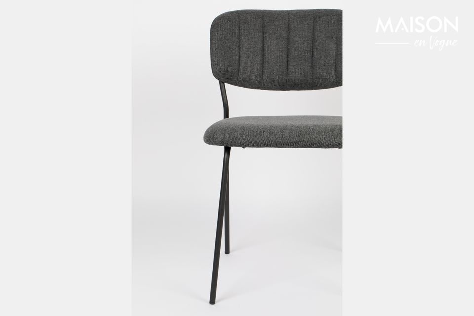 Una sedia elegante che segue le linee del corpo per un comfort ottimale