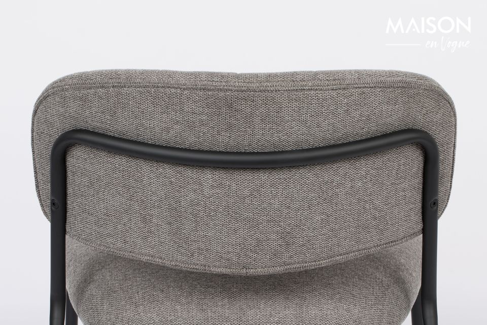 Lo schienale e la seduta sono in compensato rivestito in poliuretano espanso grigio
