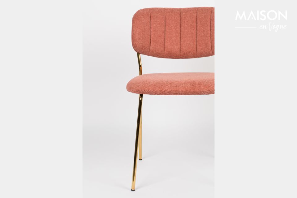 Una sedia dal design elegante e fantasioso