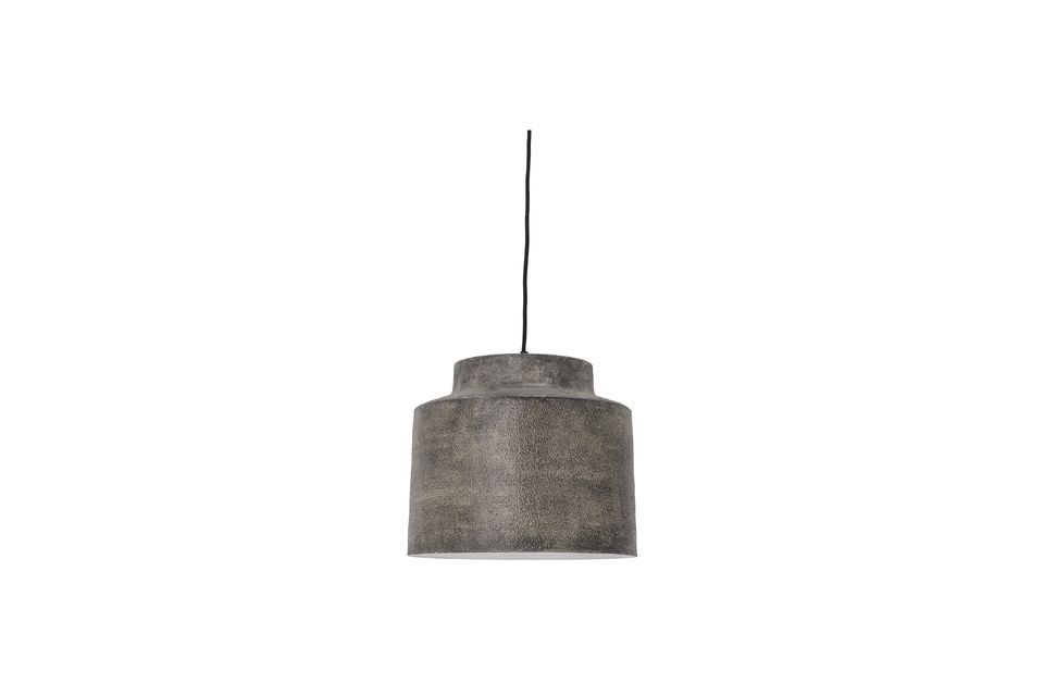 È una lampada in metallo grigio pesante che conferisce modernità a qualsiasi ambiente in cui