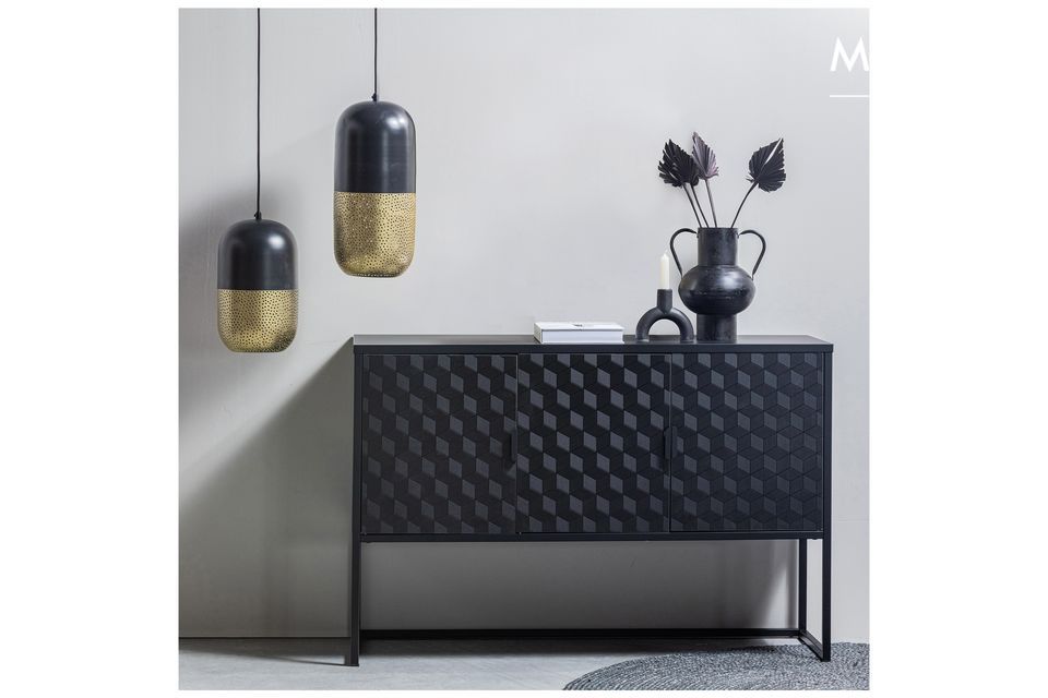 Lampada a sospensione in metallo nero e ottone, dal design contemporaneo ed elegante.