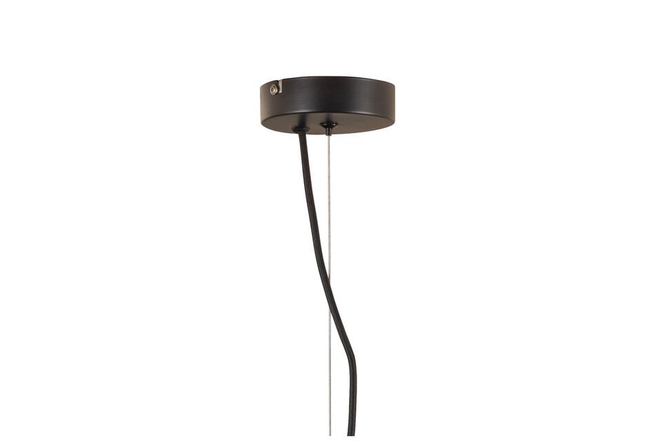La lampada a sospensione nera Arie è in grado di illuminare qualsiasi ambiente della casa