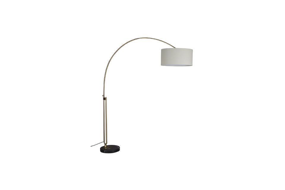 Il sottile contrasto tra la tonalità beige del ferro e la texture ereditata del classico paralume