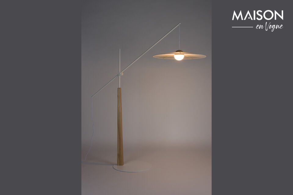 La lampada da terra Belle in ferro beige evoca una delicatezza senza tempo