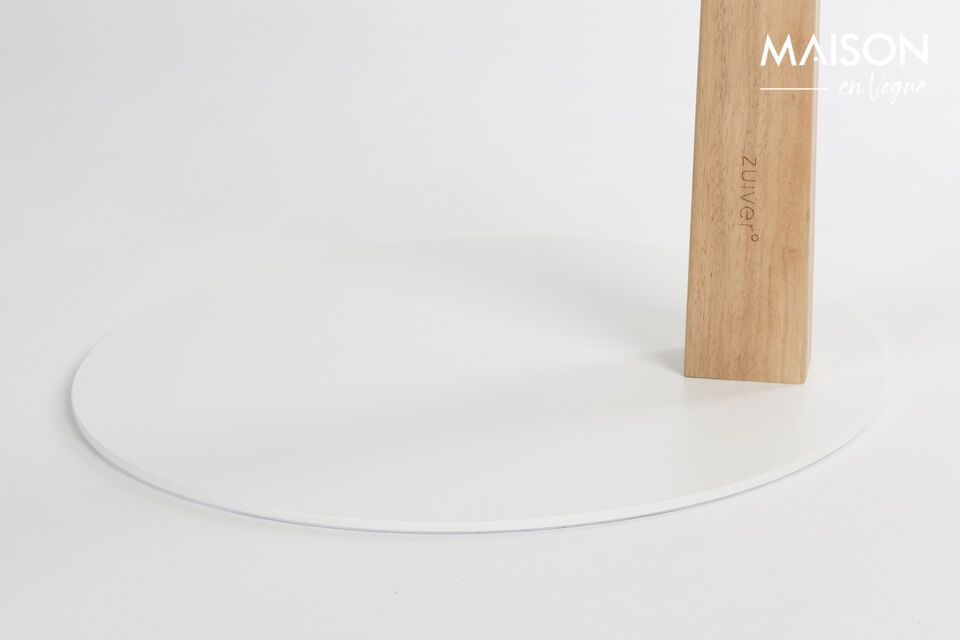 Le texture si incontrano in questo pezzo di design: il ferro delle strutture contrasta con la