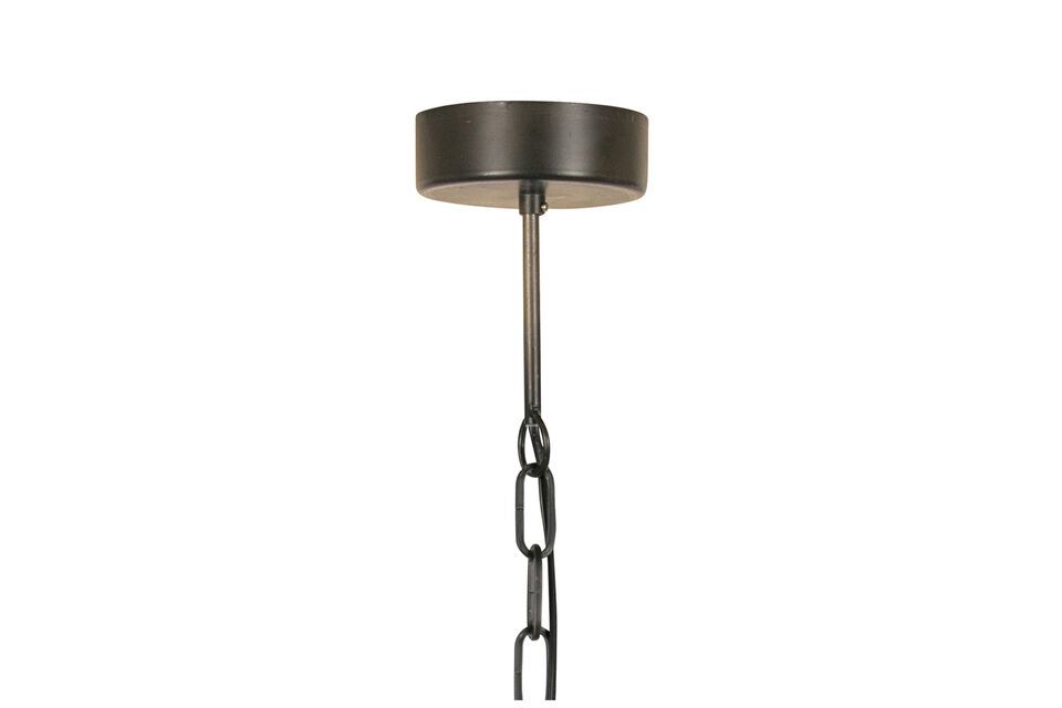 Con i cerchi come paralume, questa lampada diffonde una luce giocosa nella stanza