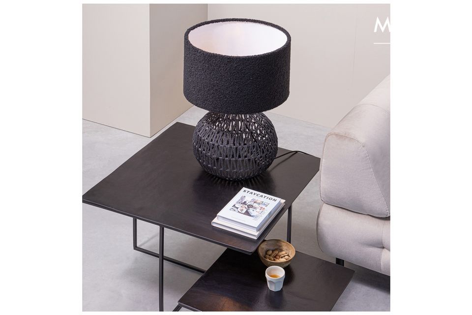 Questa lampada in rattan nero Macy attirerà l\'attenzione di tutti i vostri ospiti durante le