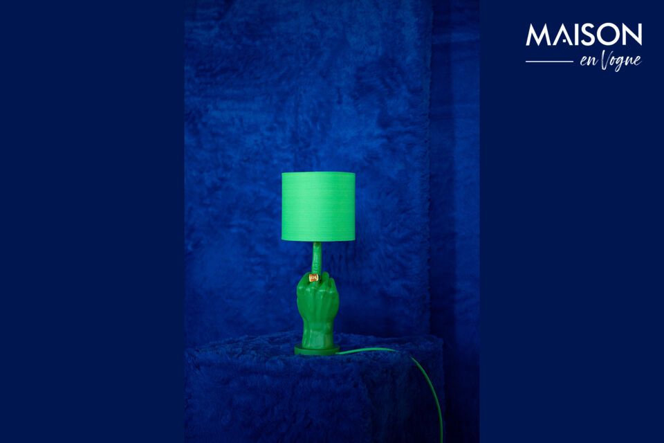La lampada da tavolo What If in resina verde è molto più di una semplice luce: è una