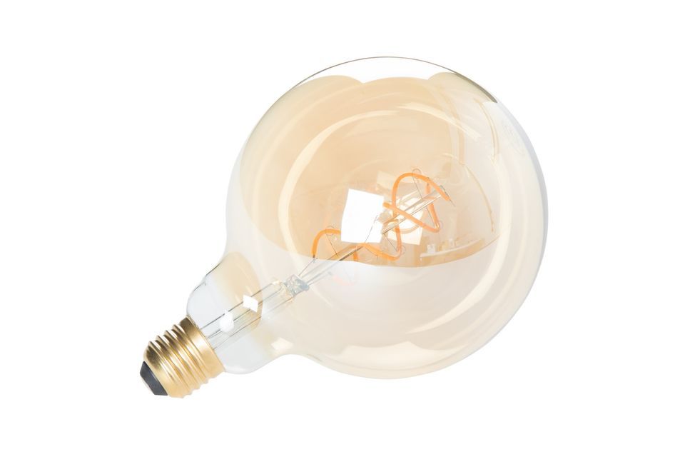 Con i suoi filamenti visibili, la lampadina Globe gold XL è un vero e proprio elemento decorativo