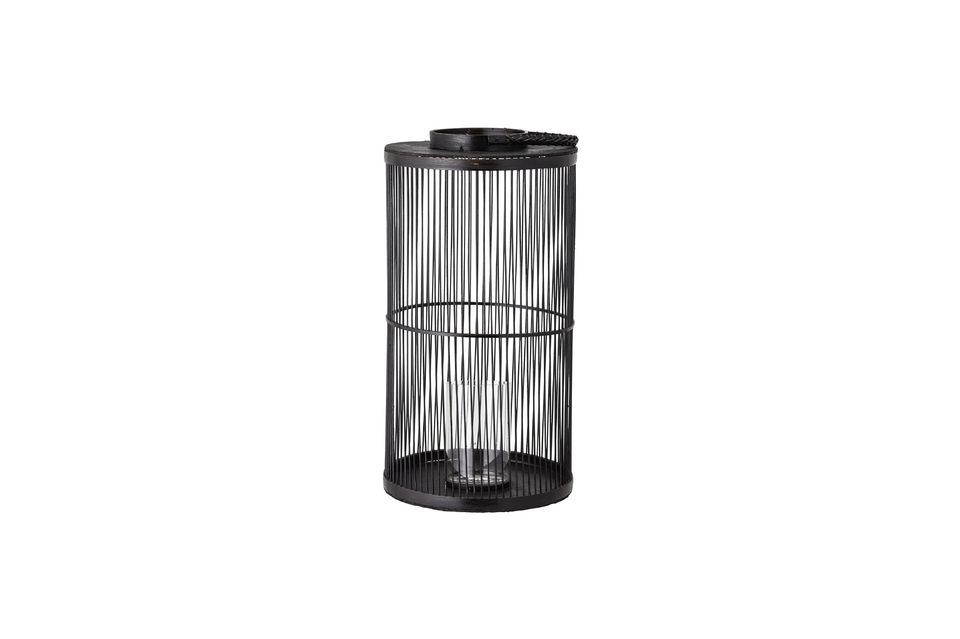Questa lanterna combina delicatamente bambù, vetro e fiamme