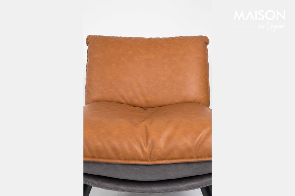 Una sedia confortevole che rivela un design vintage e finiture raffinate