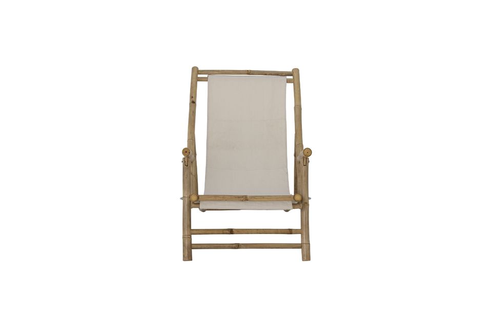 La seduta è realizzata in cotone chiaro, che conferisce alla sedia un piacevole aspetto scandinavo