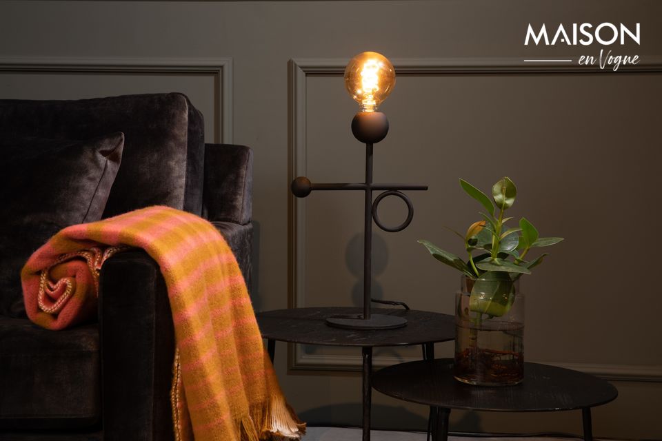 La lampada da scrivania Loyd di Dutchbone vi offre ora la semplicità di uno stile minimalista
