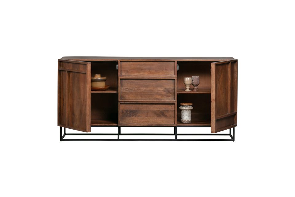 La credenza ha tre cassetti: 1 cassetto piccolo e 2 cassetti grandi