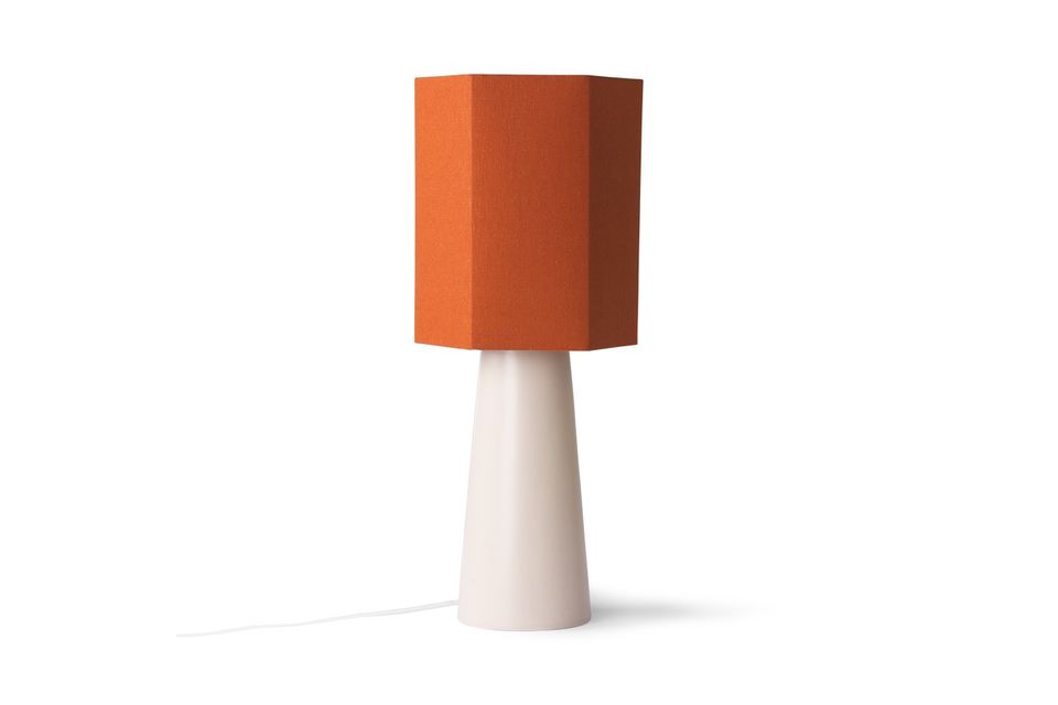 La sua forma geometrica e il colore energico ne fanno un accessorio di stile