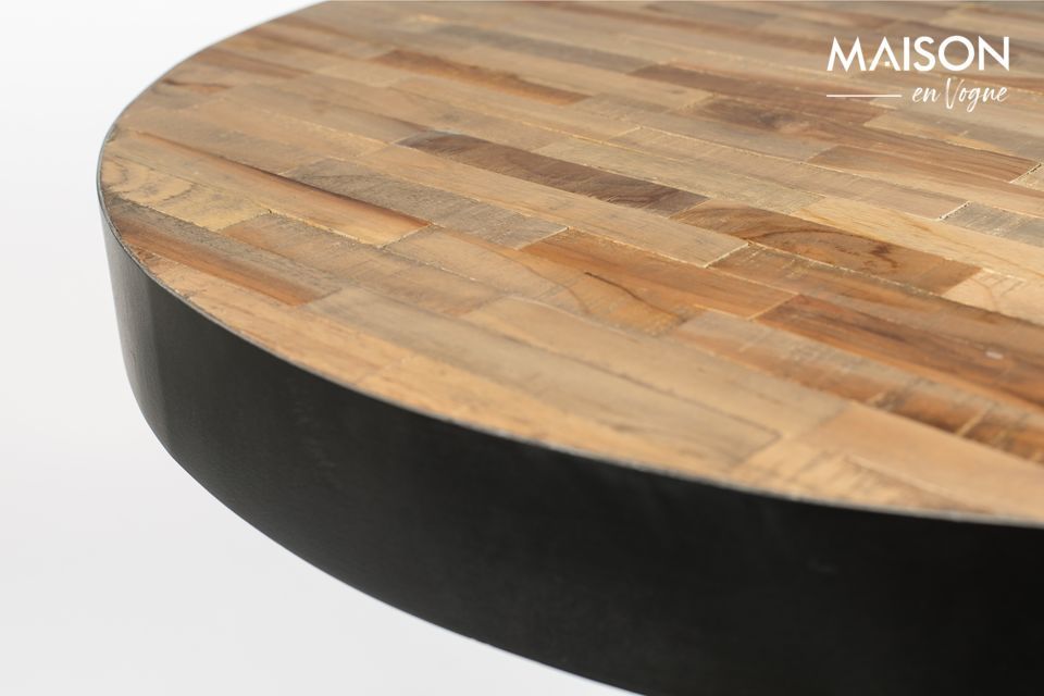 Un tavolo da bistrot in legno nobile