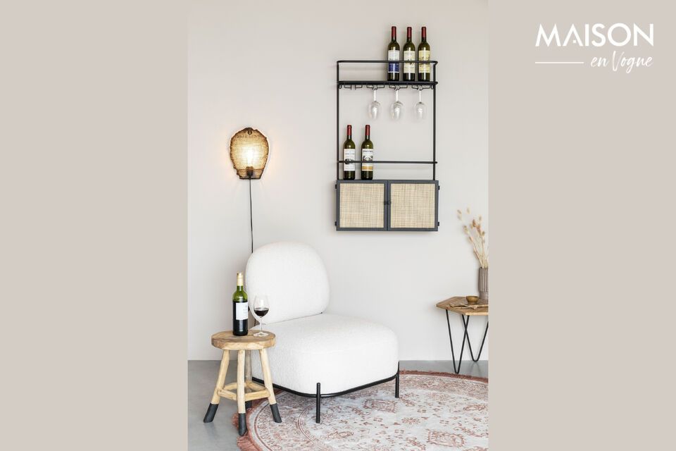 Con le sue superfici quadrate in rattan sulle ante