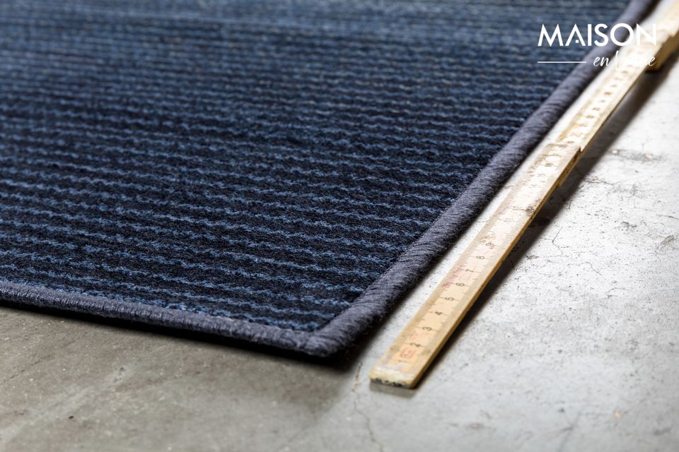 Il tappeto Obi blu arreda interni accoglienti e contemporanei