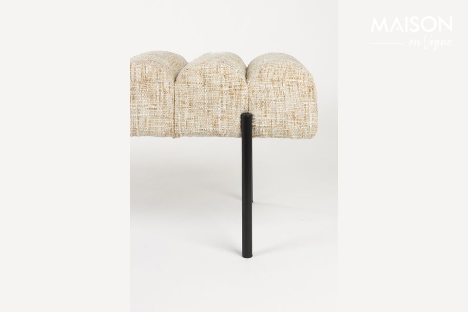 La morbida texture del poliestere invita a sedersi, aggiungendo un tocco di eleganza contemporanea