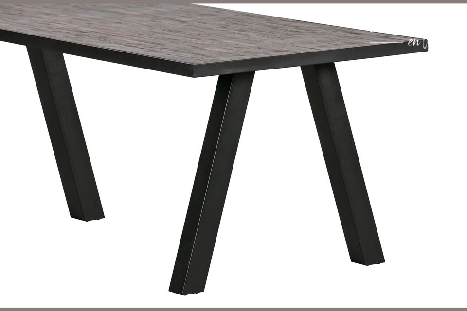Piano del tavolo in teak e metallo, robusto ed elegante