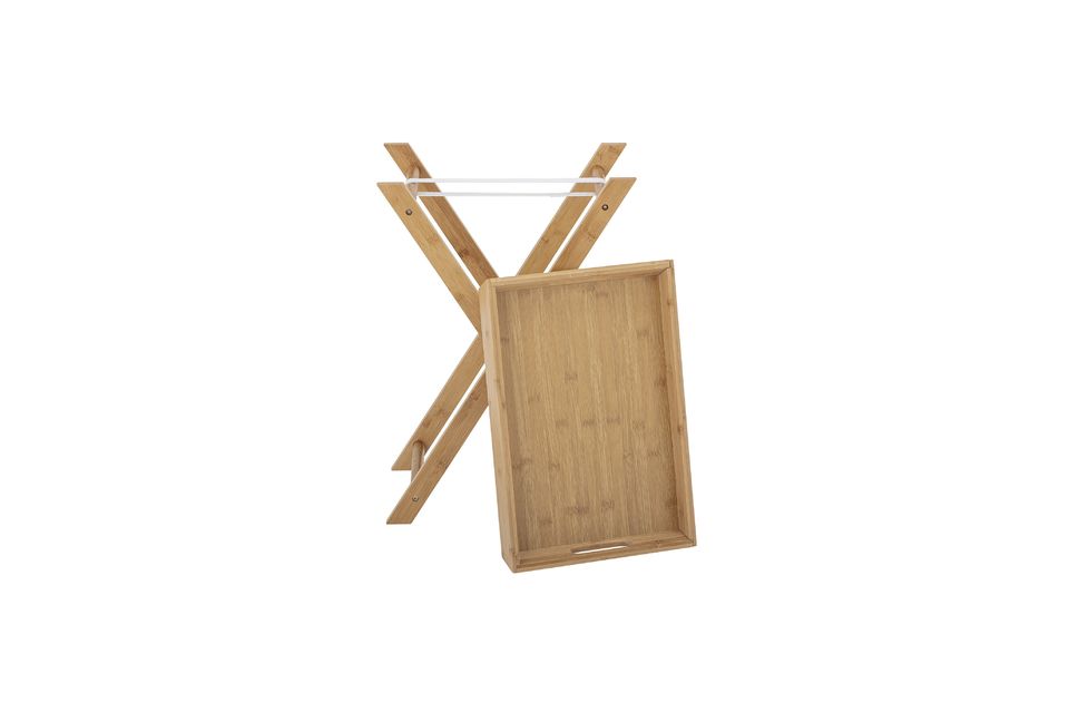 Questo tavolo con piedistallo in bambù ha un design molto organico e naturale