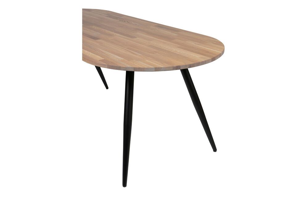 Con una finitura a olio grigio, il piano del tavolo ha una superficie liscia e piacevole al tatto