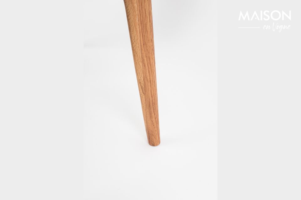 In piedi su tre gambe, è perfettamente stabile