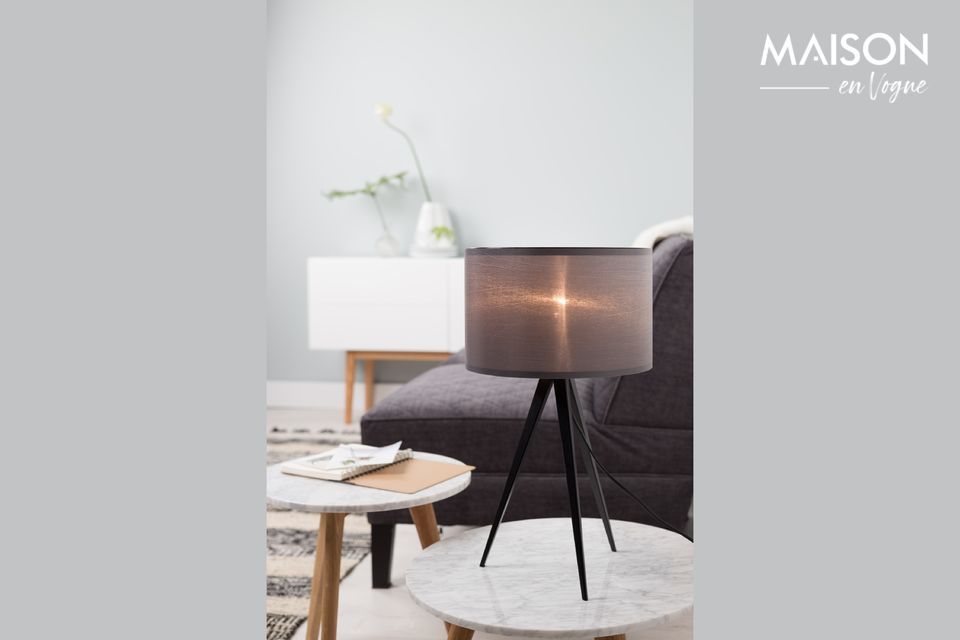 Il piano in marmo offre sfumature di bianco intervallate da linee organiche per un design raffinato
