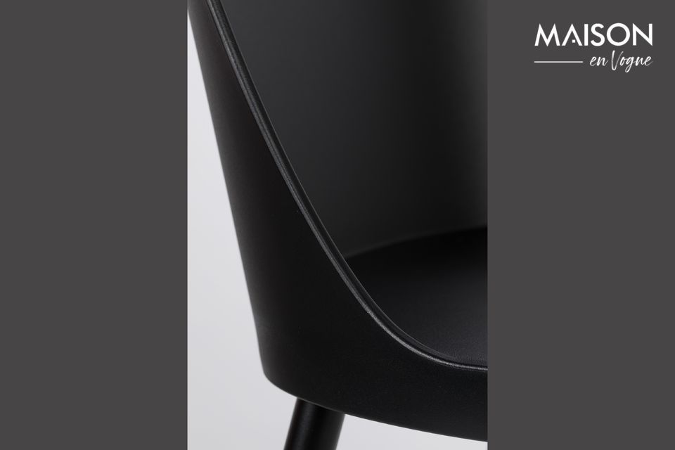 La sedia pip nera del marchio White label living unisce robustezza, comfort ed estetica